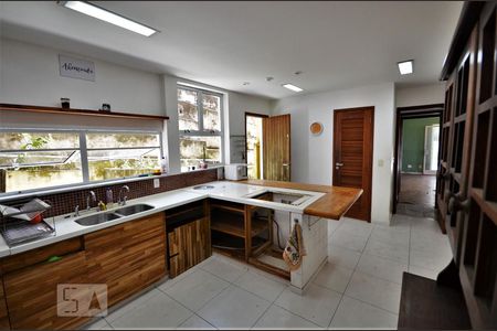 Casa à venda com 276m², 5 quartos e 2 vagasCozinha