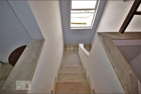 Casa à venda com 276m², 5 quartos e 2 vagasEscada