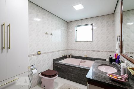 Casa à venda com 312m², 3 quartos e 5 vagasBanheiro da Suíte