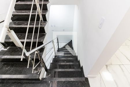 Casa à venda com 128m², 3 quartos e 2 vagasEscada