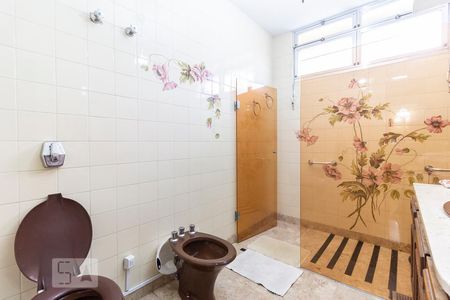 Casa para alugar com 400m², 4 quartos e 6 vagas Casa para alugar com 400m², 4 quartos e 6 vagasBanheiro da Suíte 1