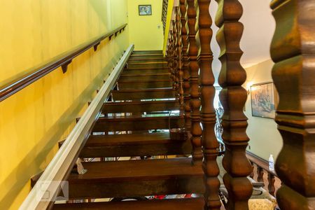 Casa para alugar com 400m², 4 quartos e 6 vagas Casa para alugar com 400m², 4 quartos e 6 vagasEscada