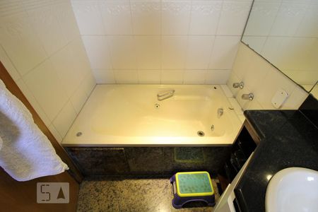 Apartamento para alugar com 130m², 4 quartos e 3 vagasBanheiro da suíte 2 - Banheira