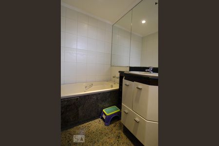 Apartamento para alugar com 130m², 4 quartos e 3 vagasBanheiro da suíte 2 