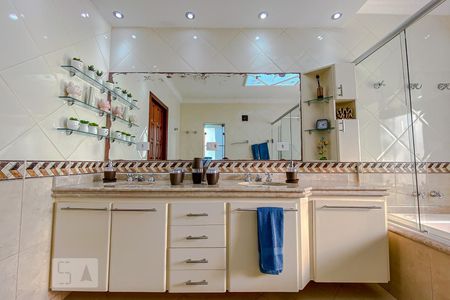 Casa à venda com 610m², 3 quartos e 5 vagasBanheiro da Suite