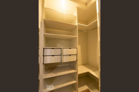 Casa para alugar com 360m², 4 quartos e 1 vagaCloset