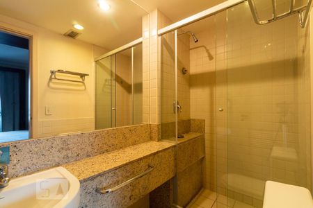 Banheiro de kitnet/studio para alugar com 1 quarto, 27m² em Itaim Bibi, São Paulo