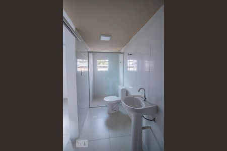 Banheiro e Área de Serviço de casa para alugar com 1 quarto, 36m² em Parque Imperial, São Paulo