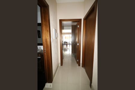 Casa à venda com 405m², 5 quartos e 4 vagas Casa à venda com 405m², 5 quartos e 4 vagasCorredor