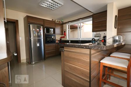 Casa à venda com 405m², 5 quartos e 4 vagas Casa à venda com 405m², 5 quartos e 4 vagasCozinha