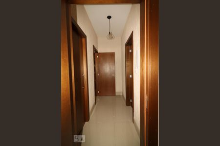 Casa à venda com 405m², 5 quartos e 4 vagas Casa à venda com 405m², 5 quartos e 4 vagasCorredor
