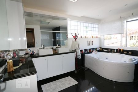 Casa à venda com 405m², 5 quartos e 4 vagas Casa à venda com 405m², 5 quartos e 4 vagasBanheiro da Suíte 1