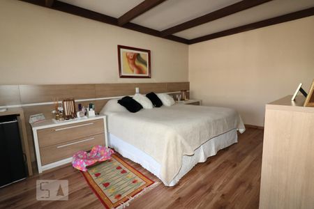 Casa à venda com 405m², 5 quartos e 4 vagas Casa à venda com 405m², 5 quartos e 4 vagasQuarto Suíte
