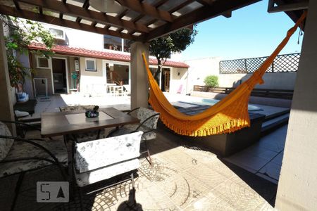 Casa à venda com 405m², 5 quartos e 4 vagas Casa à venda com 405m², 5 quartos e 4 vagasPiscina