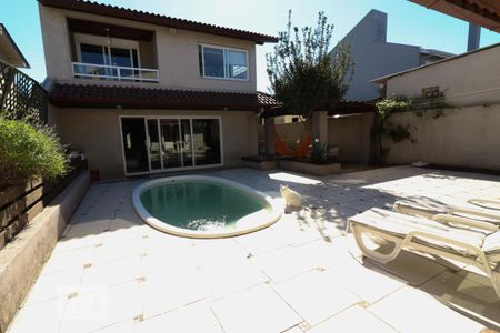 Casa à venda com 405m², 5 quartos e 4 vagas Casa à venda com 405m², 5 quartos e 4 vagasPiscina