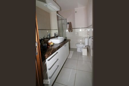 Casa à venda com 405m², 5 quartos e 4 vagas Casa à venda com 405m², 5 quartos e 4 vagasBanheiro 1