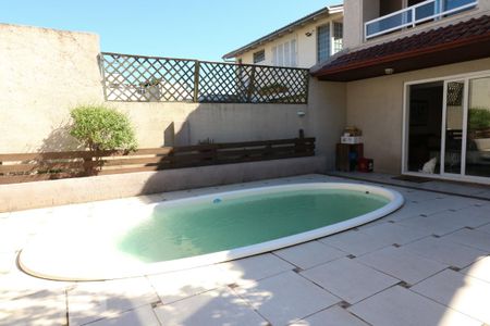 Casa à venda com 405m², 5 quartos e 4 vagas Casa à venda com 405m², 5 quartos e 4 vagasPiscina