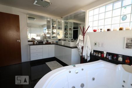 Casa à venda com 405m², 5 quartos e 4 vagas Casa à venda com 405m², 5 quartos e 4 vagasBanheiro da Suíte 1