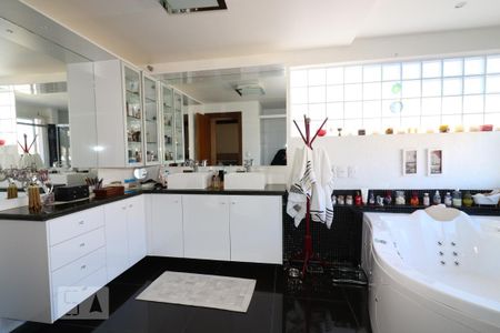 Casa à venda com 405m², 5 quartos e 4 vagas Casa à venda com 405m², 5 quartos e 4 vagasBanheiro da Suíte 1