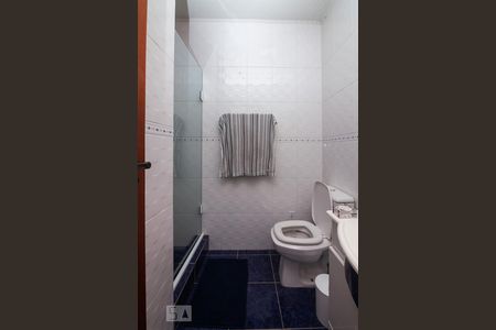 Banheiro de casa de condomínio à venda com 3 quartos, 183m² em Vila Nova, Porto Alegre