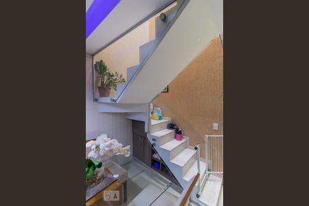 Casa à venda com 108m², 2 quartos e 2 vagasEscada