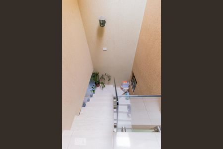 Casa à venda com 108m², 2 quartos e 2 vagasEscada