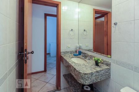 Banheiro de apartamento para alugar com 2 quartos, 75m² em Barra da Tijuca, Rio de Janeiro