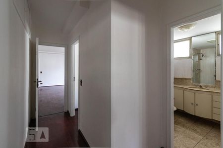 corredor para os quartos de apartamento para alugar com 3 quartos, 103m² em Vila Uberabinha, São Paulo