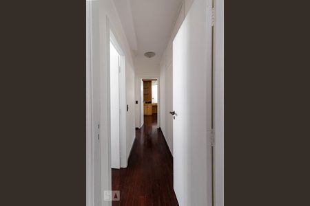 corredor para os quartos de apartamento para alugar com 3 quartos, 103m² em Vila Uberabinha, São Paulo