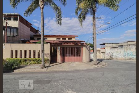 Casa à venda com 300m², 3 quartos e 4 vagas Casa à venda com 300m², 3 quartos e 4 vagasFachada