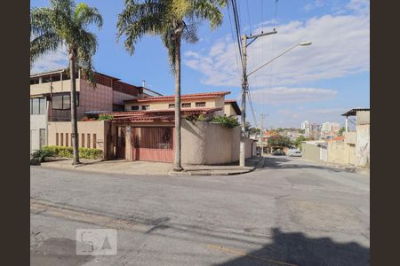 Casa à venda com 300m², 3 quartos e 4 vagas Casa à venda com 300m², 3 quartos e 4 vagasFachada