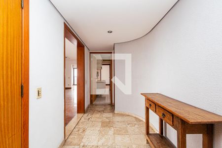 Apartamento para alugar com 240m², 4 quartos e 3 vagas Apartamento para alugar com 240m², 4 quartos e 3 vagasCorredor