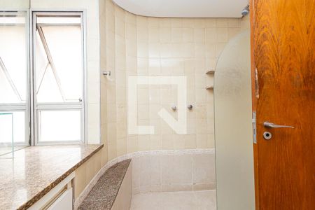 Apartamento para alugar com 240m², 4 quartos e 3 vagas Apartamento para alugar com 240m², 4 quartos e 3 vagasBanheiro da Suíte 1