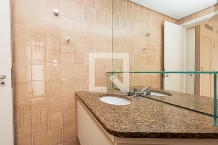 Apartamento para alugar com 240m², 4 quartos e 3 vagas Apartamento para alugar com 240m², 4 quartos e 3 vagasBanheiro da Suíte 2