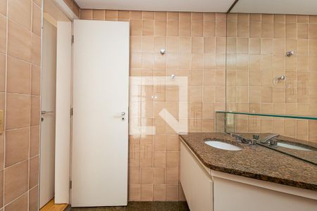 Apartamento para alugar com 240m², 4 quartos e 3 vagas Apartamento para alugar com 240m², 4 quartos e 3 vagasBanheiro da Suíte 2