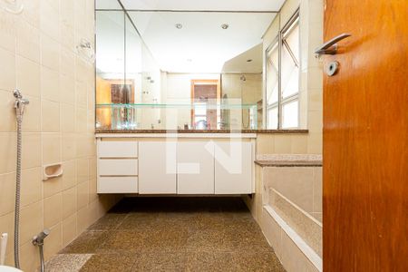 Apartamento para alugar com 240m², 4 quartos e 3 vagas Apartamento para alugar com 240m², 4 quartos e 3 vagasBanheiro da Suíte 1