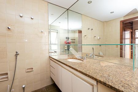 Apartamento para alugar com 240m², 4 quartos e 3 vagas Apartamento para alugar com 240m², 4 quartos e 3 vagasBanheiro da Suíte 1