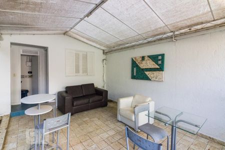 Casa à venda com 270m², 3 quartos e 4 vagasFundos