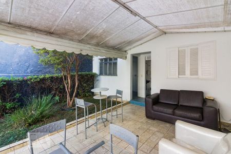 Casa à venda com 270m², 3 quartos e 4 vagasFundos