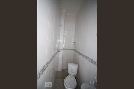 Banheiro de kitnet/studio para alugar com 1 quarto, 40m² em Vila Bertioga, São Paulo