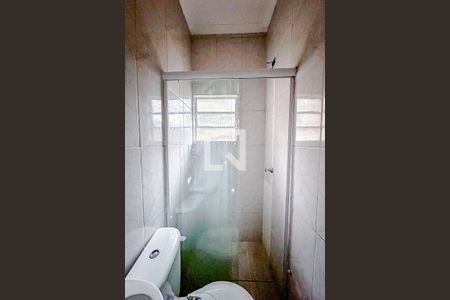 Banheiro de kitnet/studio para alugar com 2 quartos, 60m² em Vila Bertioga, São Paulo