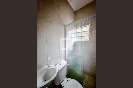 Banheiro de kitnet/studio para alugar com 2 quartos, 60m² em Vila Bertioga, São Paulo