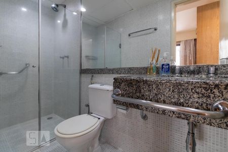 Banheiro de kitnet/studio para alugar com 1 quarto, 36m² em Indianópolis, São Paulo