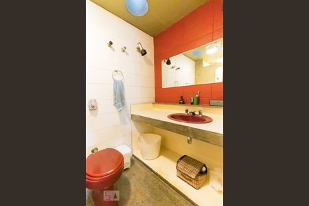 Casa à venda com 222m², 3 quartos e 2 vagasBanheiro 