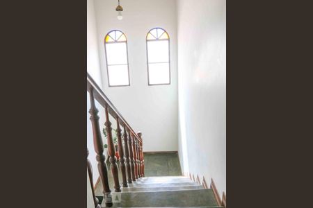 Casa para alugar com 300m², 4 quartos e 4 vagasEscada