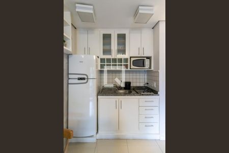 Sala e cozinha de apartamento para alugar com 1 quarto, 49m² em Itaim Bibi, São Paulo