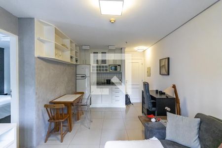 Sala e cozinha de apartamento para alugar com 1 quarto, 49m² em Itaim Bibi, São Paulo