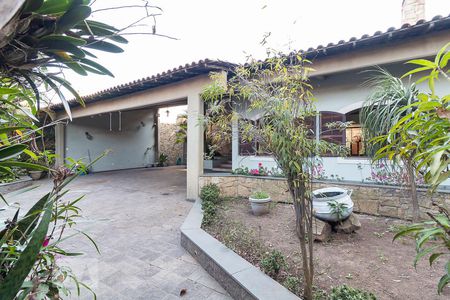 Casa à venda com 431m², 4 quartos e 5 vagasFachada da casa