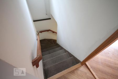 Casa à venda com 101m², 2 quartos e 2 vagasEscada