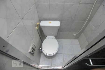 Banheiro de kitnet/studio para alugar com 1 quarto, 24m² em Catete, Rio de Janeiro